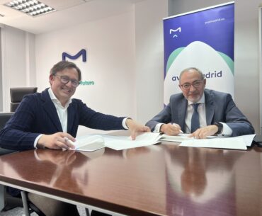 El presidente de Menttoriza, José Luis Nieto, y Lorenzo Alonso, director general de Avalmadrid, durante la firma del convenio.