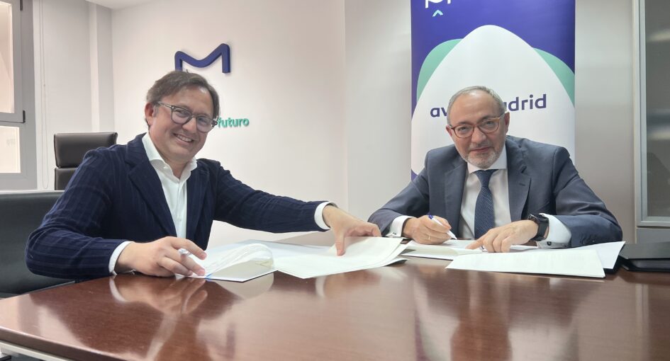 El presidente de Menttoriza, José Luis Nieto, y Lorenzo Alonso, director general de Avalmadrid, durante la firma del convenio.